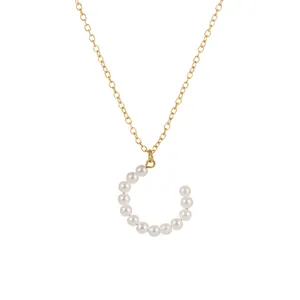 Collana con catena dorata e ciondolo a lettera in perle delicate, gioiello chic.