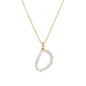 Collana con ciondolo lettera di perle catena dorata da donna gioiello minimalista.