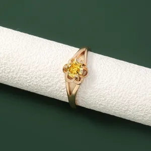Anello in rame placcato oro con zircone giallo brillante dal delicato design floreale.