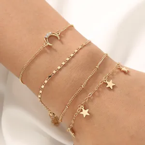 Conjunto de pulseras multicapa doradas con dijes brillantes de estrellas y medialuna.