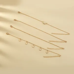 Vista detallada del conjunto de joyas de cadena de estrella y luna dorada multicapa.