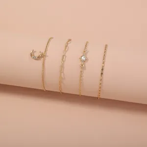 Juego de cuatro pulseras doradas minimalistas con cadenas delicadas y bonitos dijes.