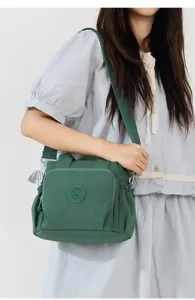 Sac bandouliere en nylon multi-couches pour femme vert sac d'epaule detail vue
