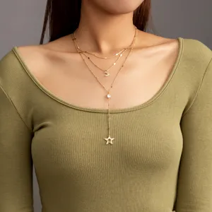 Meerdere lagen goudkleurige ketting voor vrouwen met maan en ster hangers elegant.