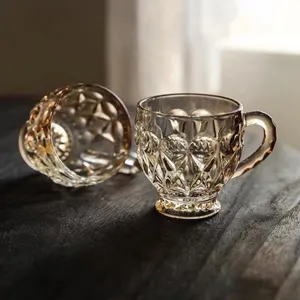 Hermosa taza de café de vidrio ámbar con diseño en relieve vintage y asa para el hogar.