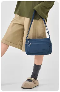 Blaues Nylon Umhängetasche mit mehreren Fächern, leichte und lässige Damentasche.