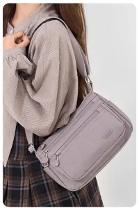 Detailaufnahme der leichten Nylon-Umhängetasche mit vielen Taschen und verstellbarem Gurt.