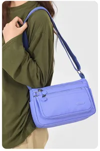 Freizeittasche aus Nylon für Damen mit vielen Fächern und breitem Schultergurt in Violett.