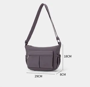 Casual nylon schoudertas met meerdere vakken, lichtgewicht en ideaal voor dagelijks gebruik.