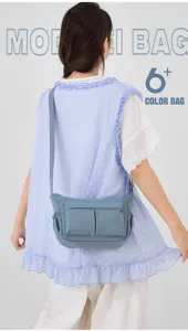 Casual nylon schoudertas voor dames met meerdere vakken en verstelbare riem voor dagelijks gebruik.
