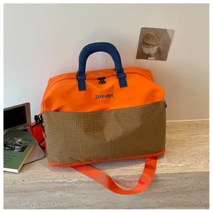 Grand sac de voyage fourre-tout orange et marron quadrillé pour voyage d'affaires sport.