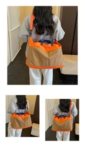 Grand sac de voyage cabine avec motif carreaux orange et marron pour les deplacements et sports.