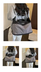 Grand sac de voyage avec motif à carreaux et bandoulière, élégant et très pratique.