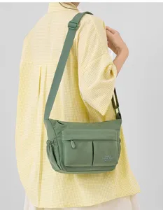 Casual nylon schoudertas voor dames, lichte tas met meerdere vakken voor dagelijks gebruik.