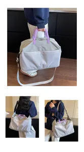 Vue de détail du grand sac de voyage gris clair, montrant des poches pratiques et des poignées.