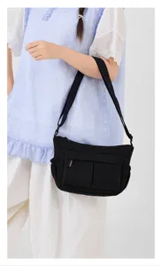 Casual nylon crossbody schoudertas voor dames met meerdere vakken en handige ritssluitingen.