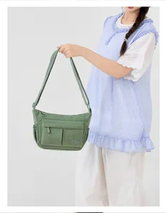Casual nylon schoudertas voor dames, praktische lichte dagelijkse tas met meerdere vakken.