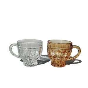 Tazas de café de vidrio con relieve transparente y ámbar con asa para uso diario en el hogar.