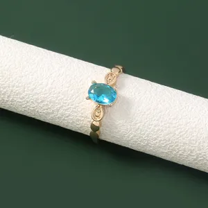 Elegante vergulde ring met een sprankelende ovale blauwe zirkonia en fijne fonkelende diamantaccenten.