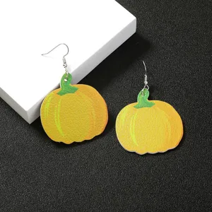 Vista dettagliata di orecchini a zucca di Halloween in pelle con finitura e gancio.