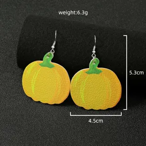 Orecchini di zucca in pelle di Halloween, dettaglio di gioielli festivi leggeri.