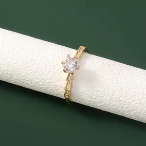 Gedetailleerde close-up van een vergulde ring met zirkonia en schitterende fijne steendetails.