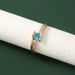 Elegante verstelbare gouden ring met blauwe zirkonia en micro gezette stenen detail.