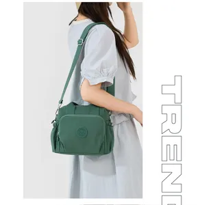 Sac bandoulière en nylon vert pour femme, sac porté épaule décontracté multi-poches réglable.