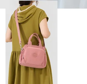 Vue détaillée du sac bandoulière décontracté en nylon pour femme, design multi-poches.
