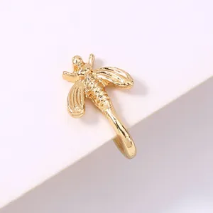 Primo piano dettagliato di un delicato anello naso ape dorato, gioiello elegante.