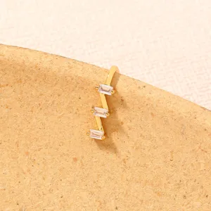 Primo piano dettagliato di anello naso oro geometrico a zig-zag con cristalli taglio baguette.