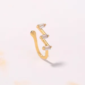 Splendido piercing naso a zig-zag dorato con le tre pietre zircone baguette brillanti.