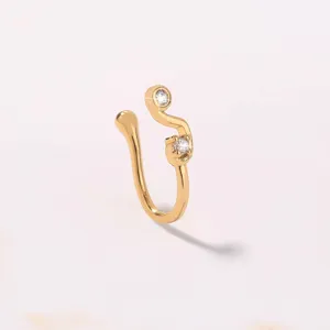 Dettaglio di polsino per naso placcato oro senza piercing, con cristalli luminosi per look.