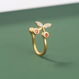Squisito polsino da naso a ciliegia con pietre di zircone rosse e trasparenti, gioiello chic.