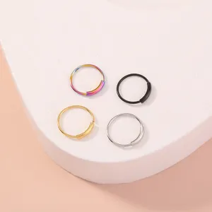 Gedetailleerd close-up van een set meerkleurige piercing ringen in diverse kleuren.