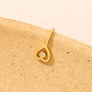 Primo piano dettagliato di un anello da naso dorato a cuore con zircone, elegante e chic.