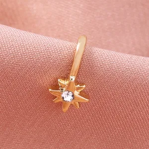 Squisito anello da naso a stella dorato con dettaglio in cristallo, accessorio piercing donna.