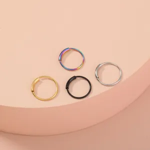 Set van multifunctionele piercingringen van roestvrij staal in regenboog, goud, zwart, zilver.