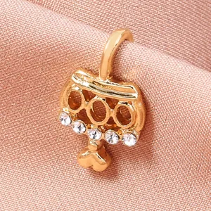 Primo piano dettagliato dell'elegante anello da naso in oro con strass scintillanti e design raffinato.