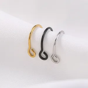 Close-up detail van deze minimalistische metalen piercingringen in meerdere kleuren.