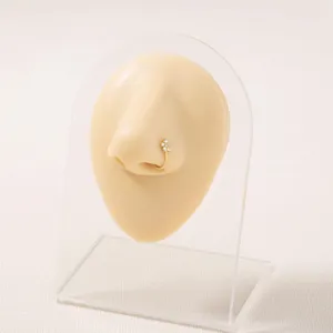 Squisito anello da naso con fiore d'oro e strass scintillanti, elegante gioiello da corpo.