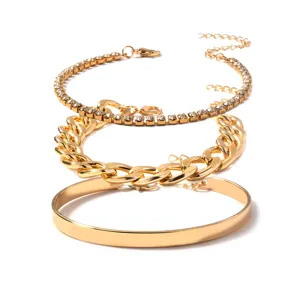 Primer plano detallado del conjunto de pulseras doradas multicapa con diamantes de imitación.