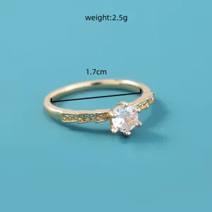 Verguld metalen zirconia ring met 1.7cm diameter en 2.5g gewicht voor vrouwen.