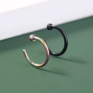 Minimalistische roestvrijstalen piercing neusring en oorringen set in zwart en regenboogkleuren.