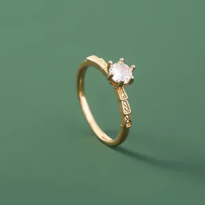 Prachtige vergulde ring gedetailleerd met sprankelende heldere zirkoniastenen voor dames.