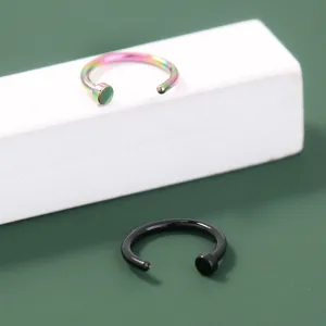 Minimalistische hoefijzer piercing set, kleurrijke en zwarte lichaamsjuwelen voor oor en neus.