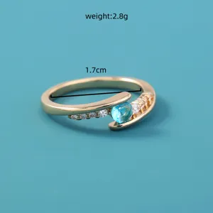 Goudkleurige metalen zirkonia ring met blauwe edelsteen elegante mode sieraden accessoire voor dames