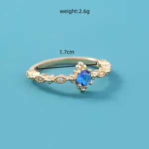 Vintage gouden ring met blauwe zirkoon edelsteen, delicate steentjes, 1,7 cm binnendiameter