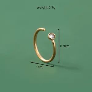 Goldener offener Nasenring mit funkelndem Zirkonia, leichtes 0.7g Piercing Schmuckstück.