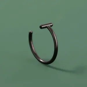 Nahaufnahme eines minimalistischen schwarzen Piercingrings mit einem Stoppstab-Design.